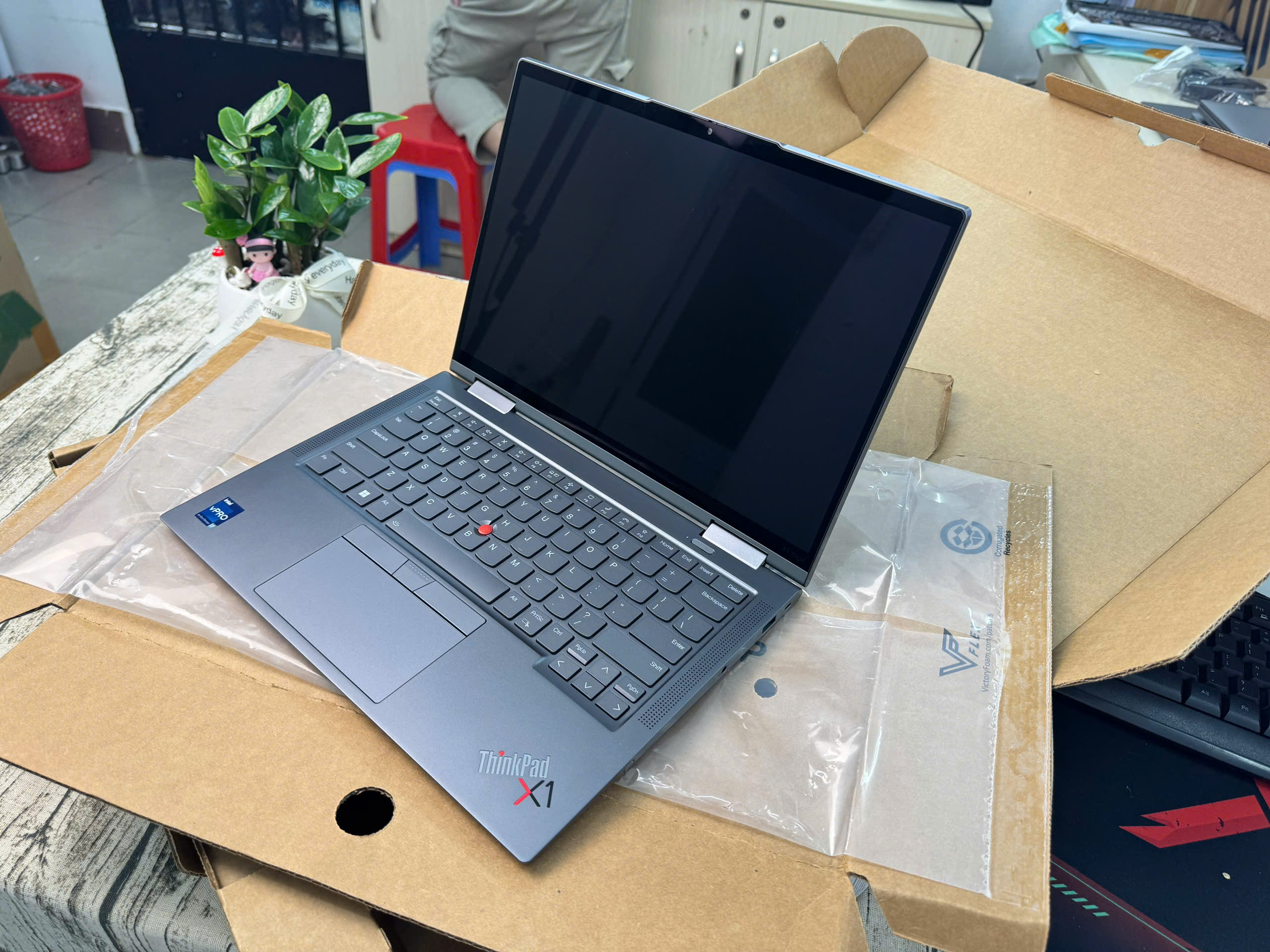 Thinkpad X1 Yoga Gen 8 kèm bút