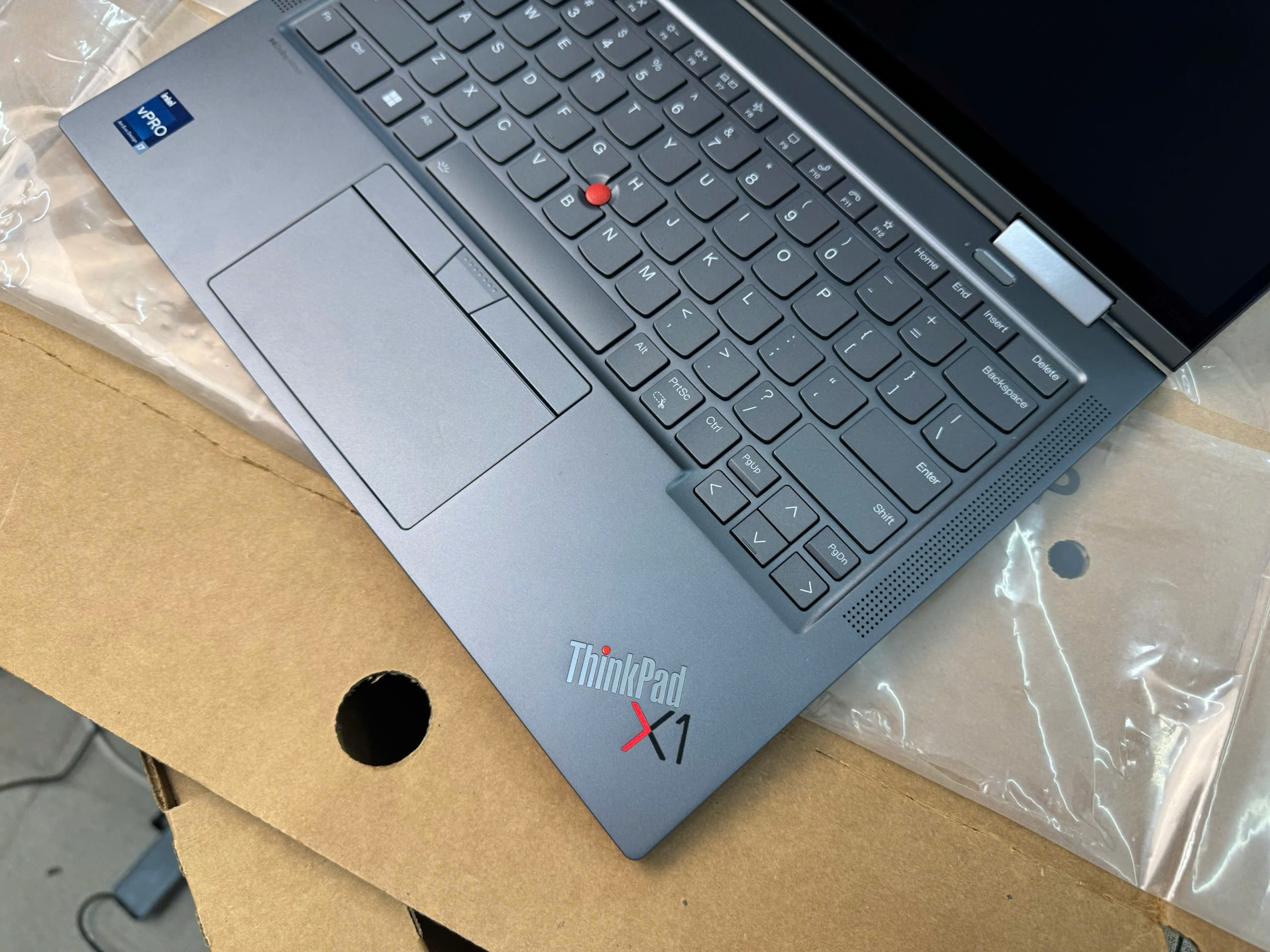 Thinkpad X1 Yoga Gen 8 kèm bút