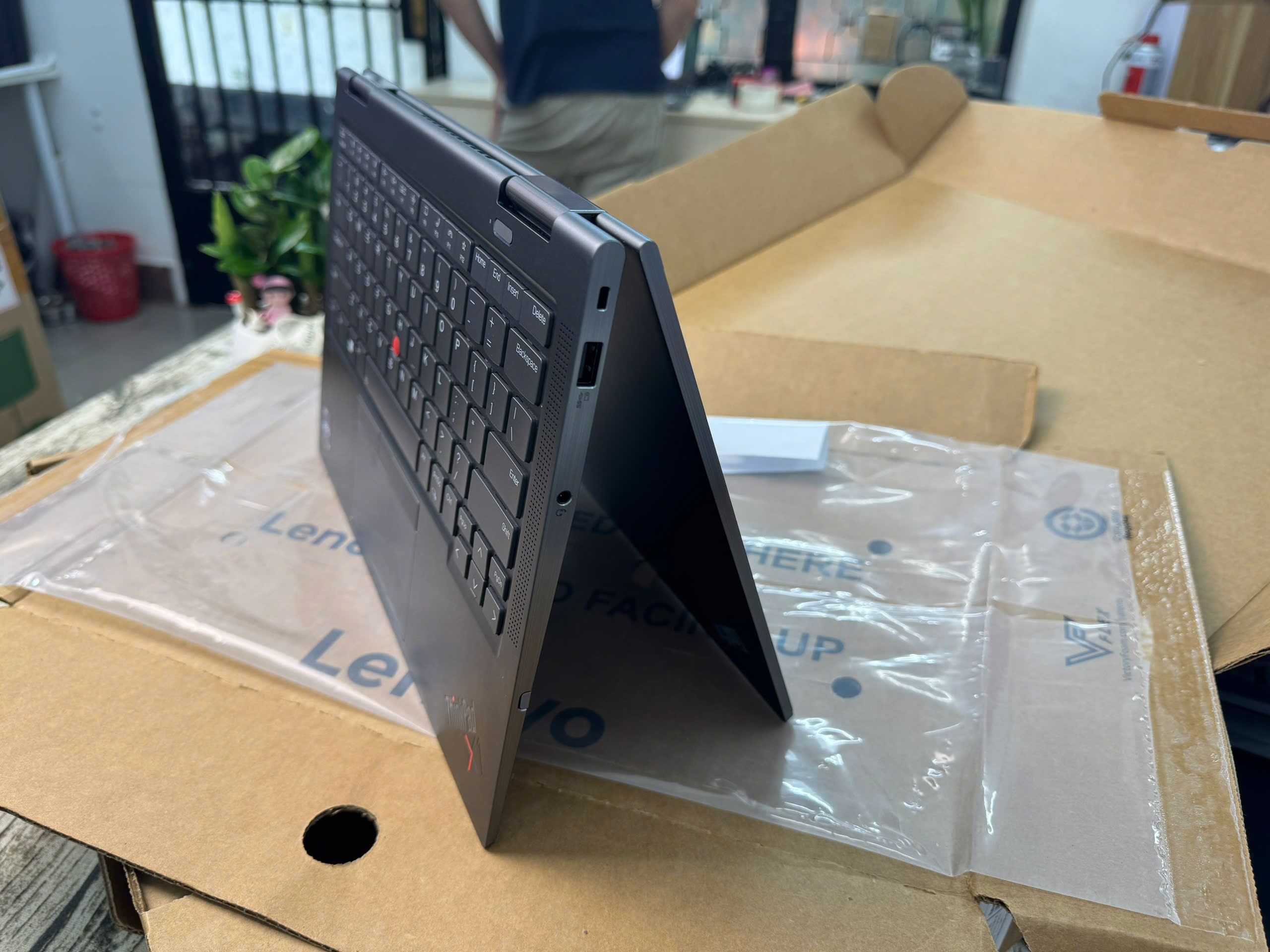 Thinkpad X1 Yoga Gen 8 kèm bút