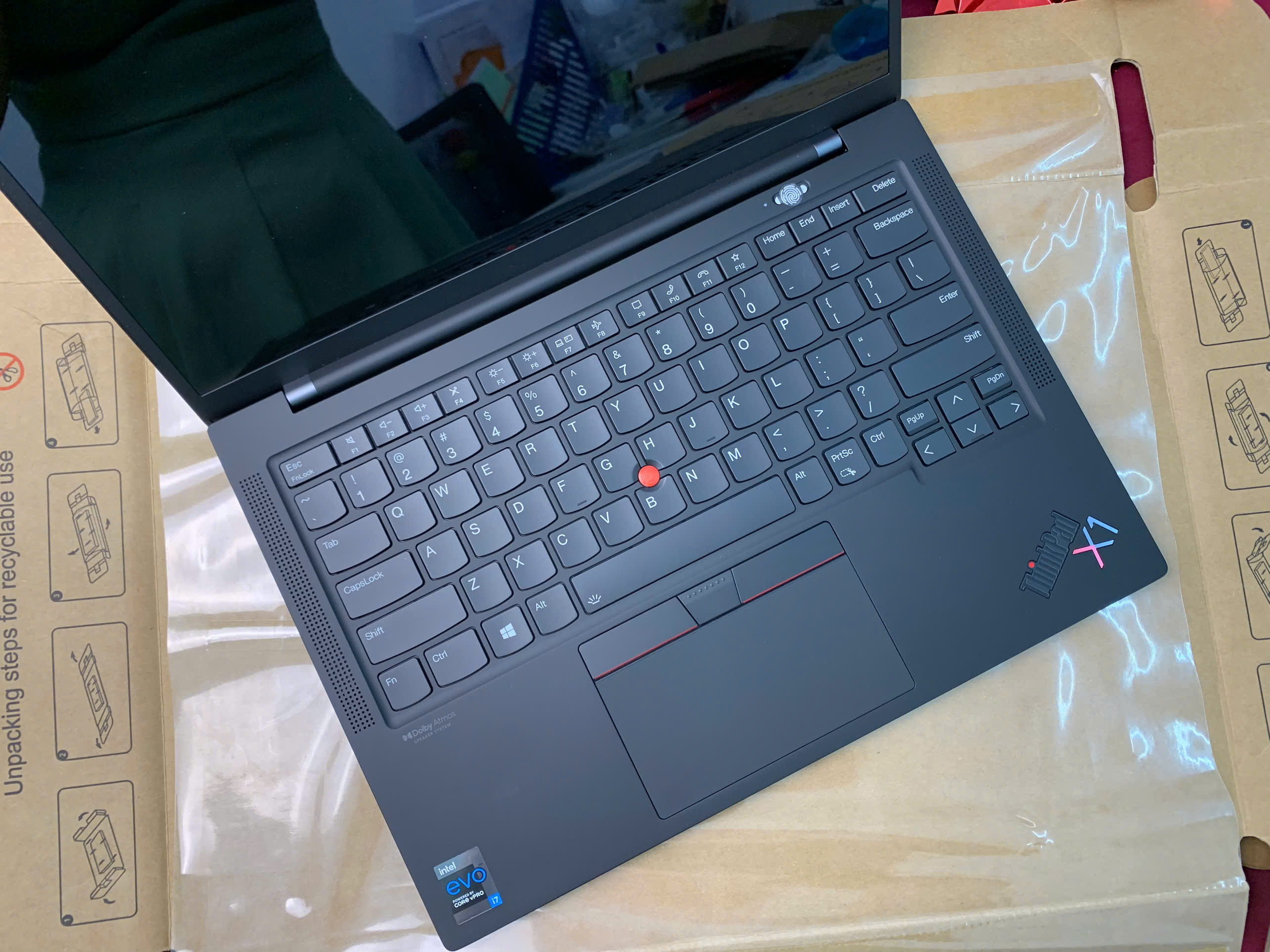 Thinkpad X1 Carbon Gen 9 Vân Carbon - BH US 12 2025