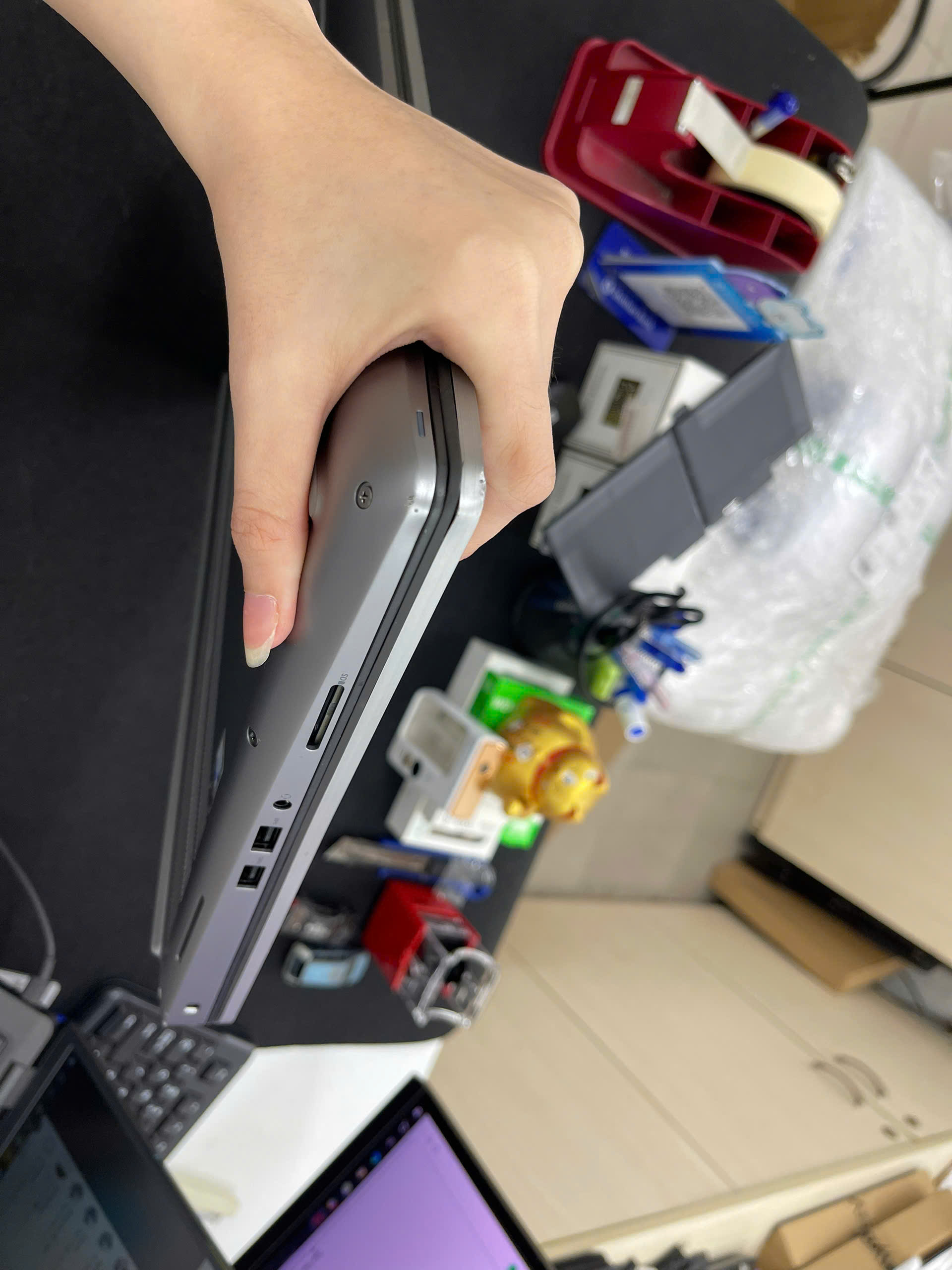 Dell Precision 7750 - Ảnh 11